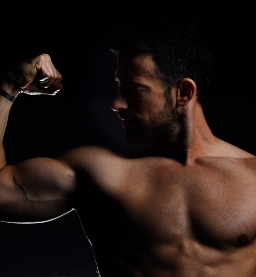 Personnal Trainer flexing Biceps